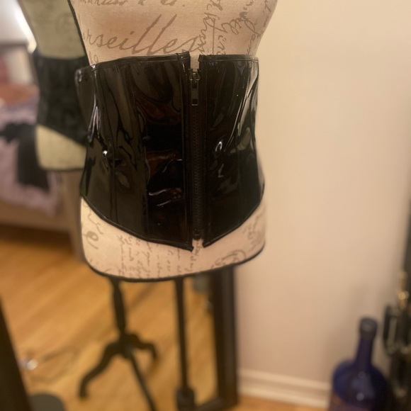 Black patten corset belt
